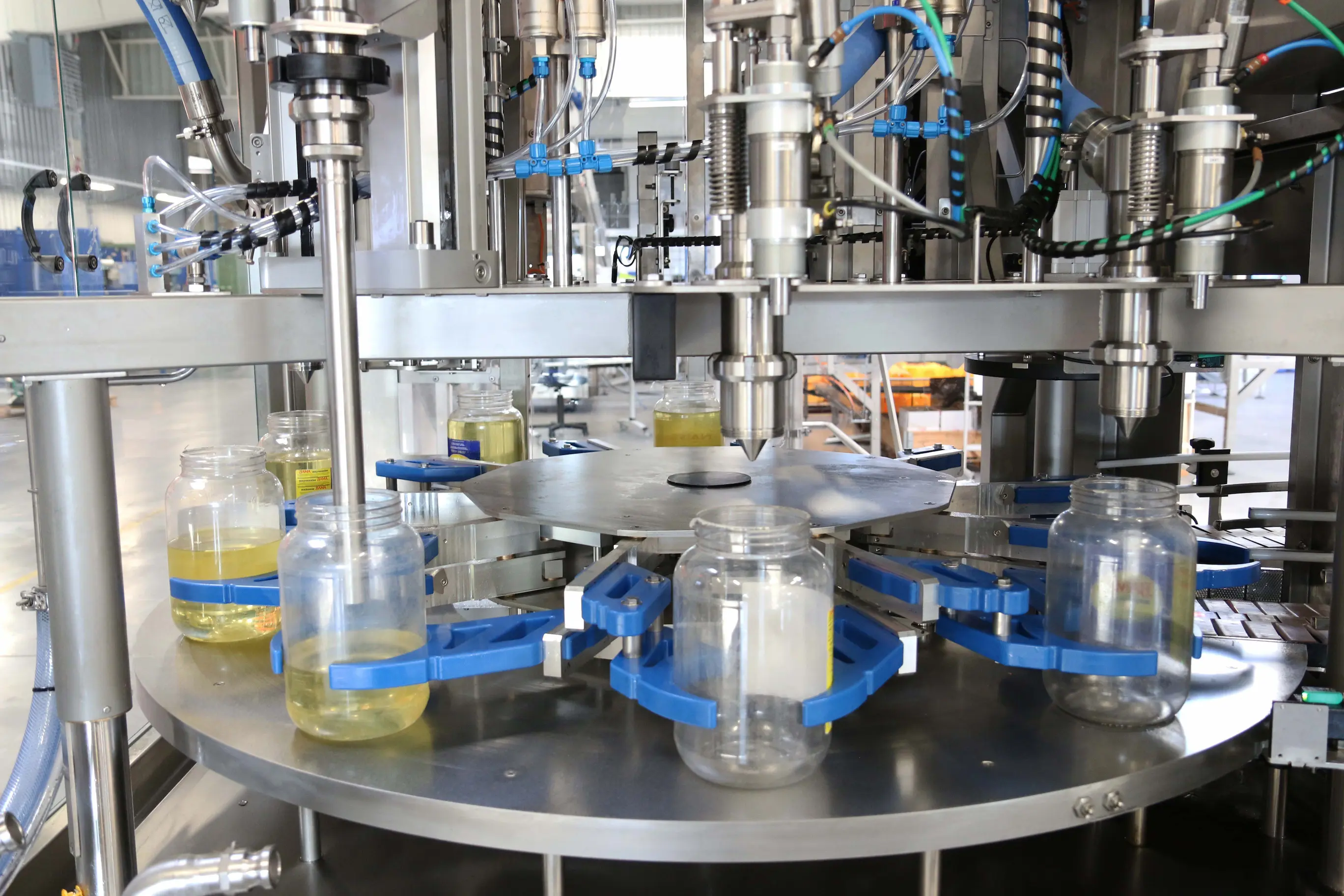 Automatic filling machine for edible oil